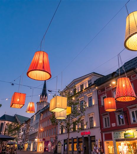Villach Hauptplatz Lampen Nacht