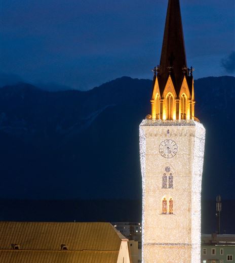 Villacher Stadtpfarrturm mit Weihnachtsbeleuchtung