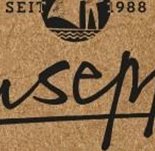 Das Bild zeigt das Logo von Giuseppe's Pizzeria & Restaurant. Es ist eine stilvolle Gestaltung auf braunem Hintergrund mit dem Jahr 1988.