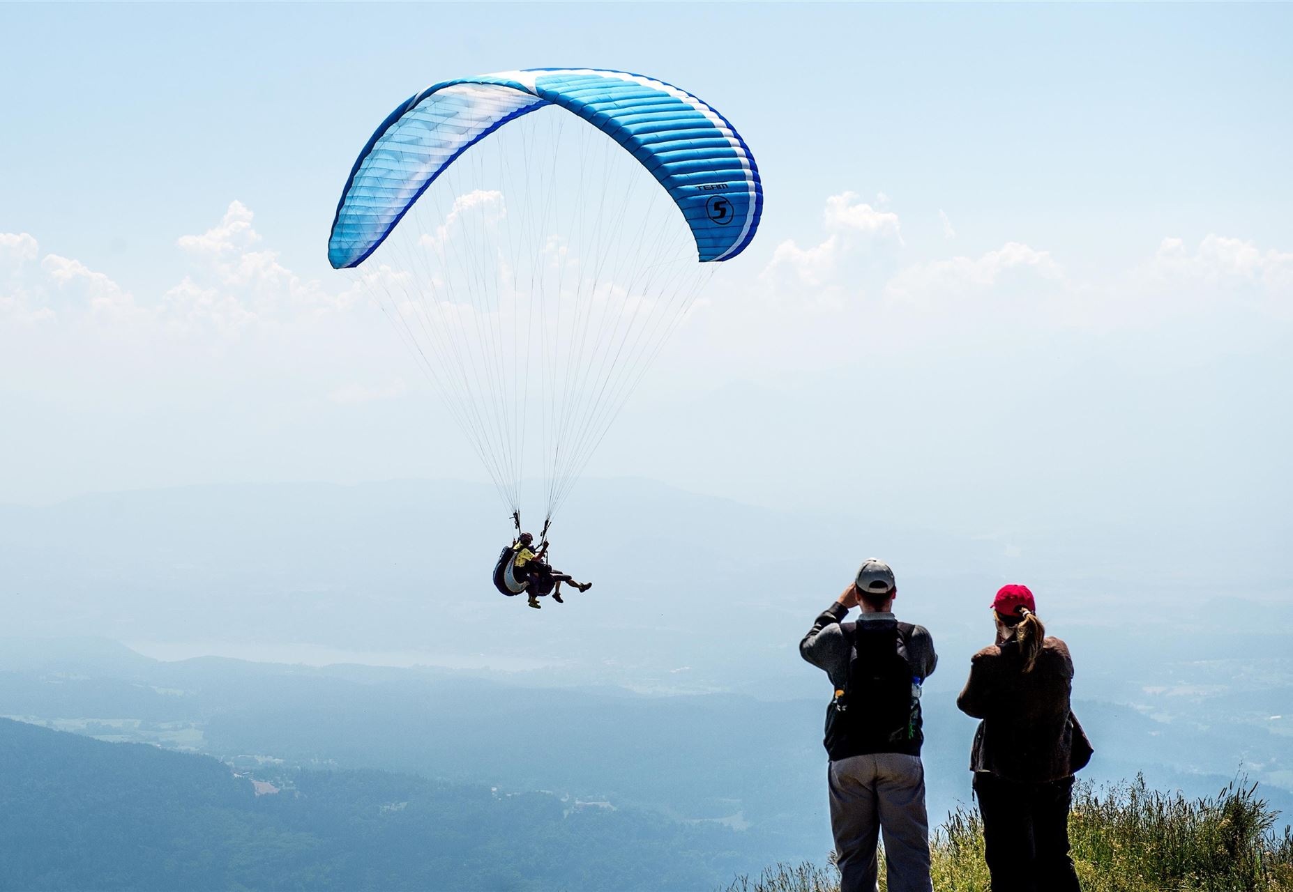 Paragleiter-Tandem-blauer Schirm