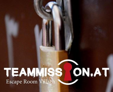Ein goldener Vorhängeschloss hängt an einer Metallkette. Im Vordergrund befindet sich der Schriftzug "TEAMMISSION.AT Escape Room Villach".