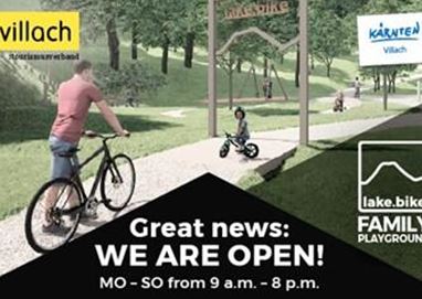 Ein Familienplatz mit Fahrradwegen in einer grünen Landschaft. Die Schilder weisen auf die Öffnungszeiten und die Attraktionen hin.