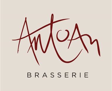 Ein stilvolles Logo der Brasserie "Antoan". Es zeigt eine elegante Schriftart in roter Farbe auf einem hellen Hintergrund.