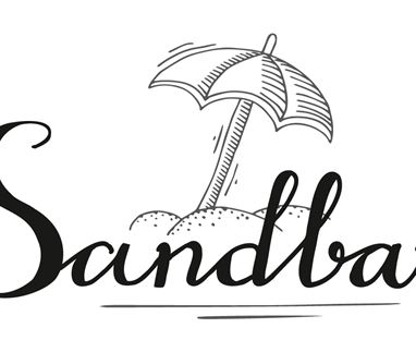 Ein einfaches und elegantes Logo mit dem Schriftzug „Die Sandbank“. Es zeigt einen Sonnenschirm auf einem Sandhügel.