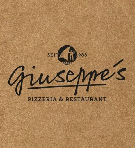 Das Bild zeigt das Logo von Giuseppe's Pizzeria & Restaurant. Es ist eine stilvolle Gestaltung auf braunem Hintergrund mit dem Jahr 1988.