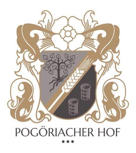 Ein Wappen mit eleganten Verzierungen und Symbolen. Es zeigt einen Baum und Weizen als zentrale Motive, sowie stilisierte Münzen.