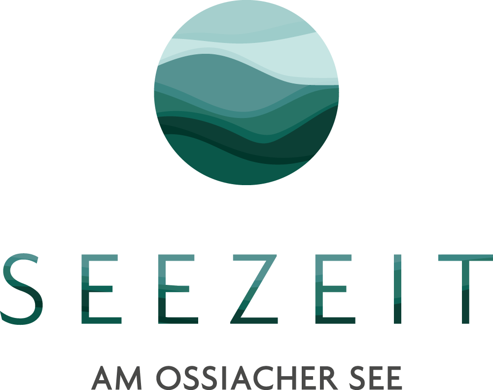 Ein stilisiertes Logo mit dem Schriftzug "SEEZEIT" und dem Zusatz "AM OSSIACHER SEE". Darüber ist ein kreisförmiges Symbol mit Wellenmotiven in verschiedenen Grüntönen.