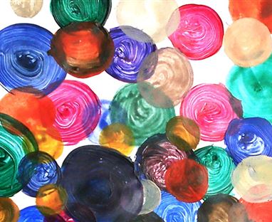 Kreisförmige Farbtupfer in verschiedenen Farben und Größen. Die Komposition wirkt lebhaft und künstlerisch.