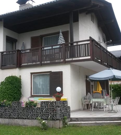 Vista della casa, l'intero piano superiore è in affitto, grande balcone continuo su 2 lati dell'appartamento.