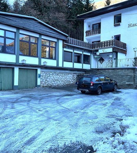 A building called "Haus Kärnten" in a snow-covered environment.