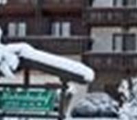 A winter house with a snow-covered garden. The surroundings are quiet and inviting with many snow drifts.