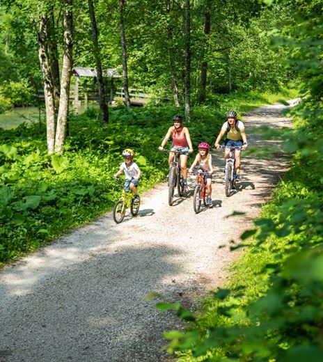 Familie entlang der Tiebeltour